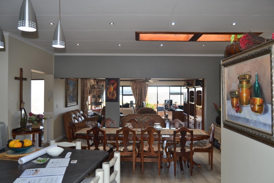 6 Bedroom Property for Sale in Wavecrest Eastern Cape